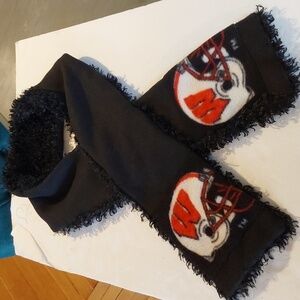 Wisconsin Badgers Black Fuzzy Soft Helmet Logo Warm Team Apparel Winter Scarf